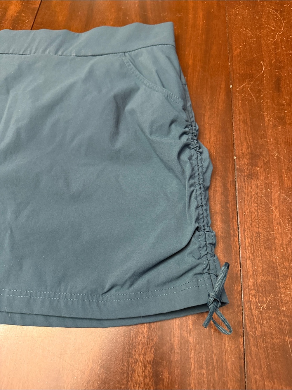 Columbia Athletic Skort in green.  Side gathers. Excellent condition .  Size L. - Picture 3 of 9